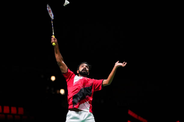 羽毛球单打发球训练指南:姿势与种类的实战练习方法