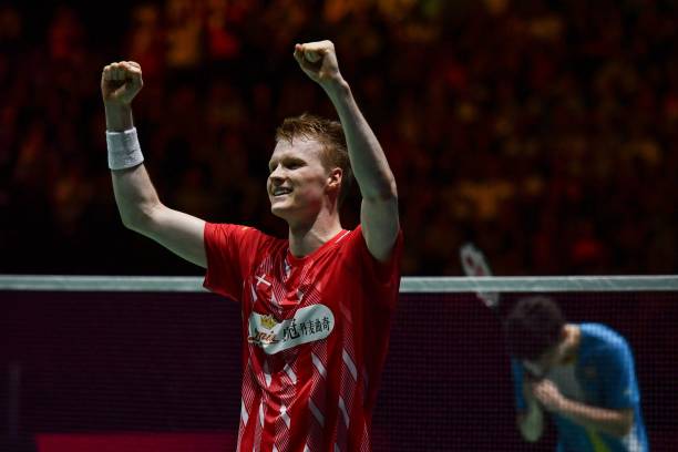 活力满满!小男孩打羽毛球简笔画技巧分享