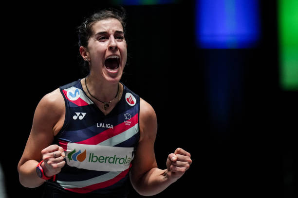 如何根据4U羽毛球拍重量调整你的技术动作?