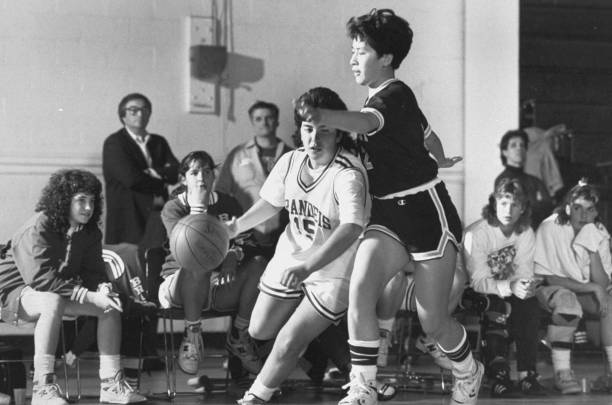 篮球犯规判定:带球撞人倒地是否必要?