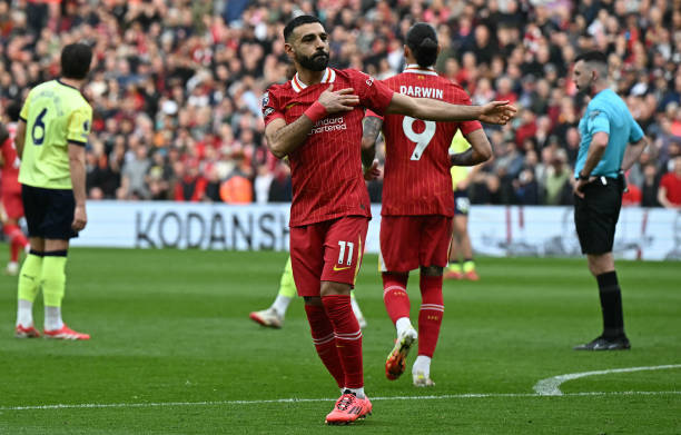 梅西的魔法弧线!盘点那些让对手门将崩溃的任意球