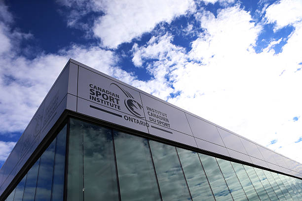 田径运动分类:按技术特点和比赛场地划分项目