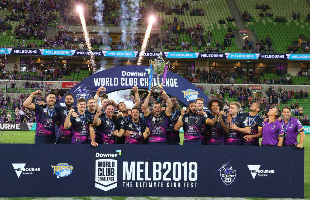 游泳比赛现场：水花四溅，笑声不断