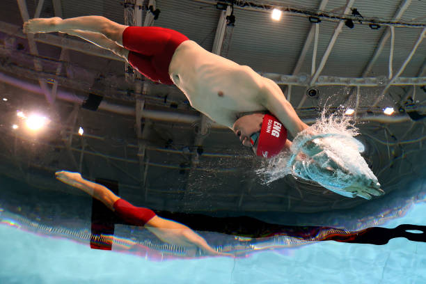 游泳对成年人关节友好,适合各年龄段的运动选择