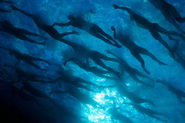 朱一龙泳池侧拍照,自然状态下的帅气瞬间