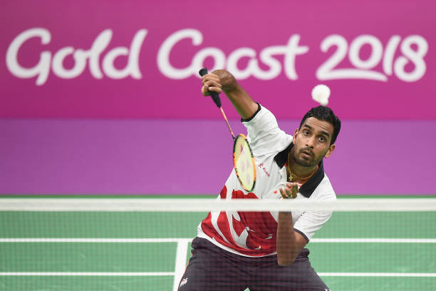 羽毛球场标准高度要求：网高与场地净空尺寸