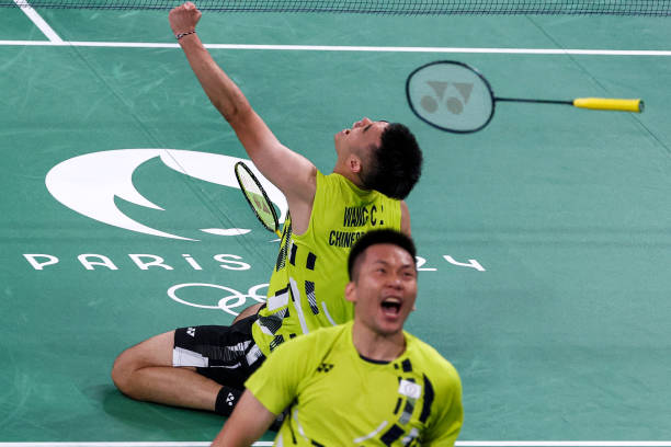 羽毛球挑球进阶：如何应对对手高压球和快速回击