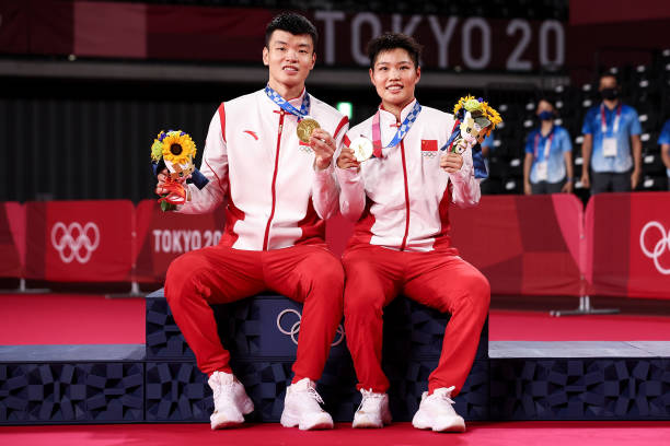 为什么羽毛球双打场地比单打场地宽？界限规则一文读懂