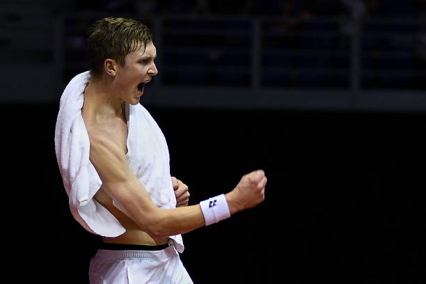 从入门到精通：六个羽毛球术语带你玩转赛场