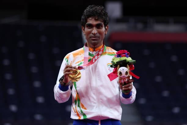 羽毛球单打发球底线解析：到底该发到哪一条线？