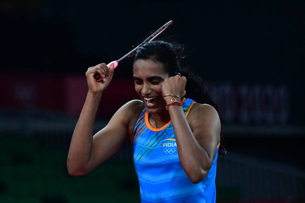 羽毛球场地端墙颜色如何影响运动员的表现？