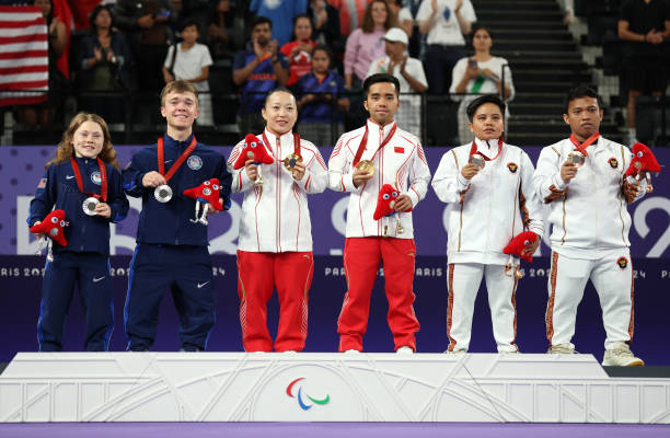 黑白线描or彩色涂鸦？两种风格羽毛球绘画指南