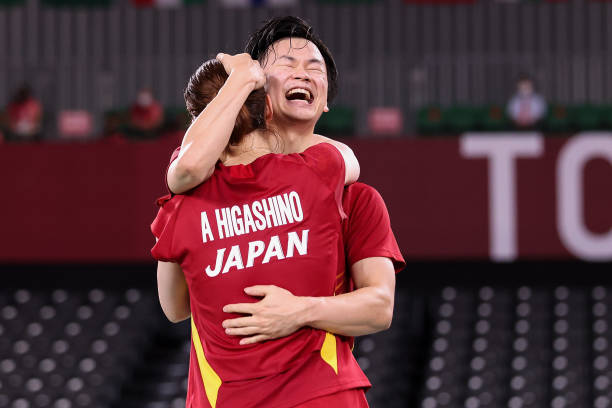 羽毛球单打发球与双打发球的区别与技巧