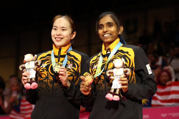 羽毛球比赛规则：单打和双打的边界线示意图