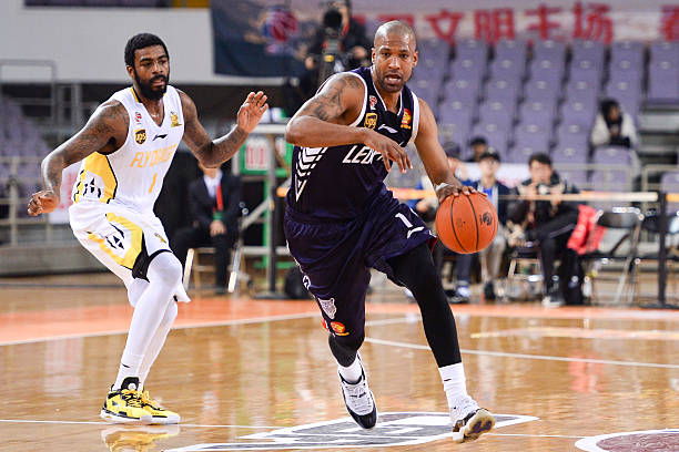 篮板上沿的标准高度是多少英尺？