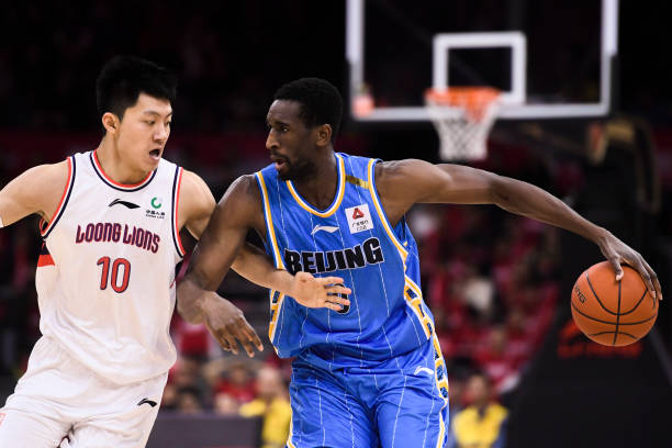 “收球”到底怎么算？搞懂这一点，彻底避免二次运球违例