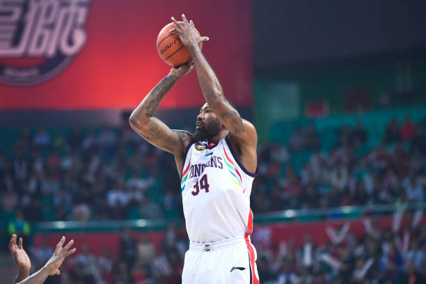 历史最佳小前锋之争：詹姆斯vs伯德