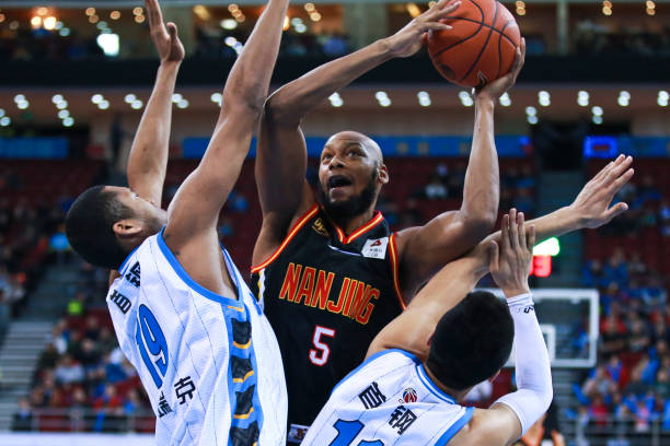 篮球裁判高级手势：16号以上规则信号全解析