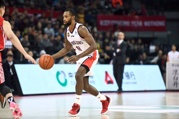 篮球过人实战教学:如何轻松晃过对手得分