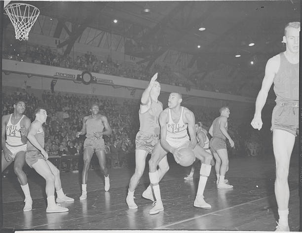 大前锋vs中锋:篮球战术中的位置分工与技能要求对比