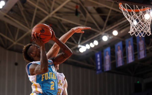 历史十大中锋最新排名：谁才是真正的篮下统治者？