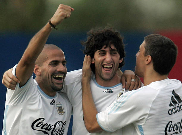 建一个标准五人制足球场需要投入多少资金？