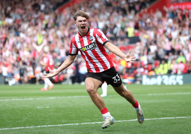 莫德里奇 vs 克罗斯：皇马定位球主罚权的战术博弈