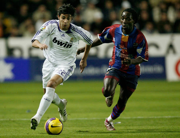 前沿足球2012评测：革新玩法与经典模式的完美融合