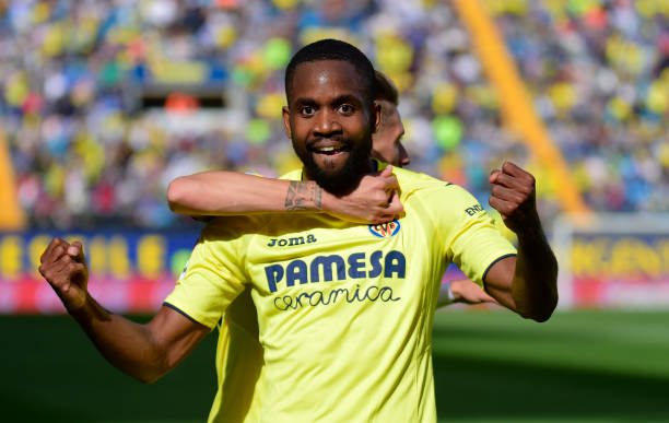 足球裁判体系揭秘：第四官员和替补裁判的区别是什么？