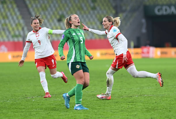 为什么许多球队选择边路球员主罚角球？