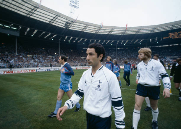 如何用脚背外侧精准射门？专业教练示范教学