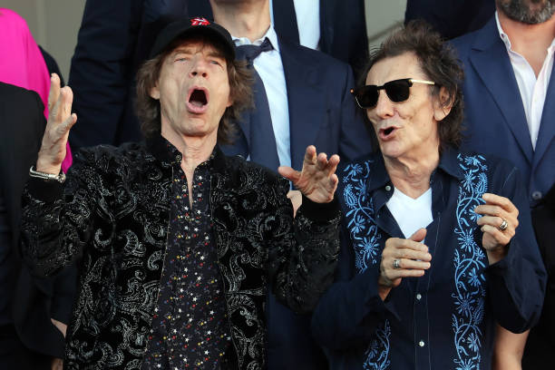 结合热点话题，吸引讨论和点击