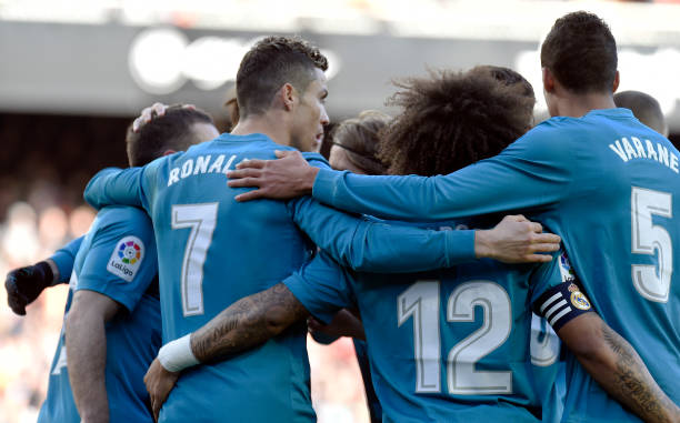 夜幕下的足球盛宴：二宫球场晚间比赛精彩瞬间