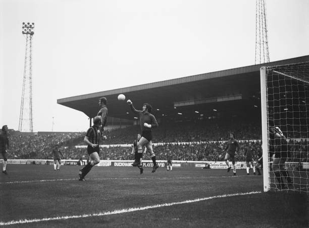 进阶技巧：实况足球手游挑球过顶的实战应用