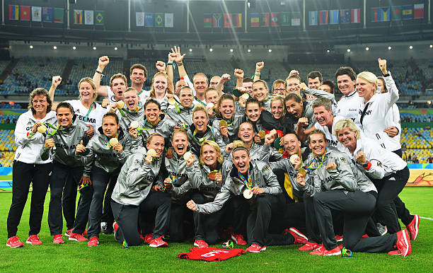 如何应对快速反击?实况足球后卫防守战术指南