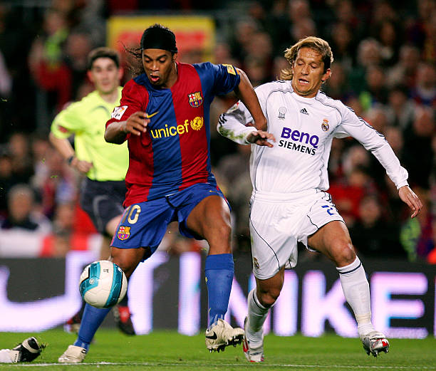 足球裁判团队解析：主裁、边裁与第四官员的分工