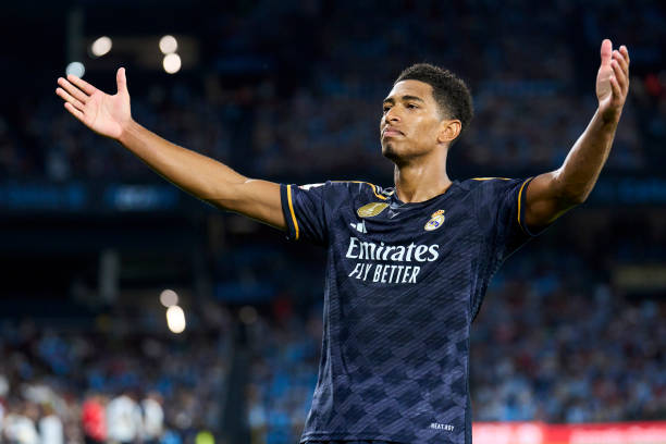 引用影片中的关键评价词，探讨其解构传奇的叙事手法