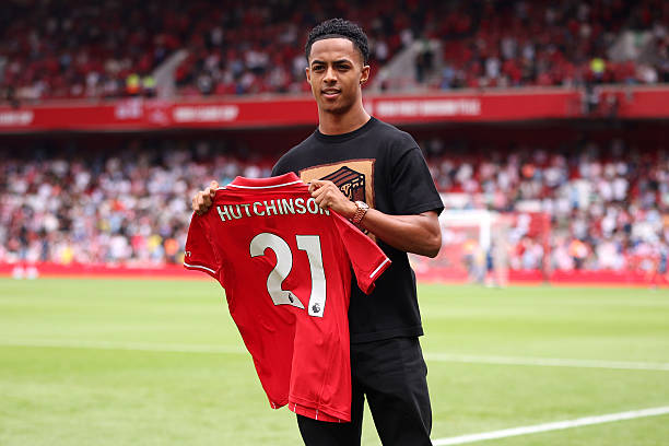 足球场上的关键区域：解析球门区与罚球区的战术作用