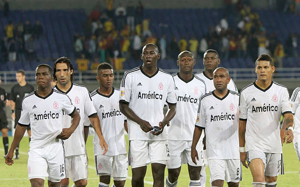 如何正确执行间接任意球:裁判手势与程序