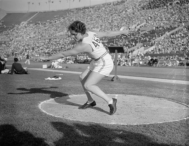 立定跳远基础动作分解：从准备到落地全解析