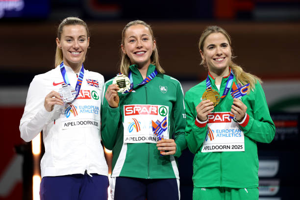 全红婵何威仪领奖瞬间，荣耀时刻定格