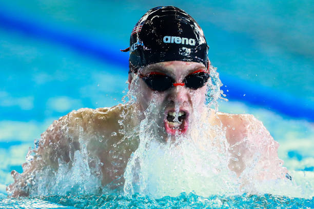 女性游泳爱好者必看：如何减少游泳对头发的伤害？