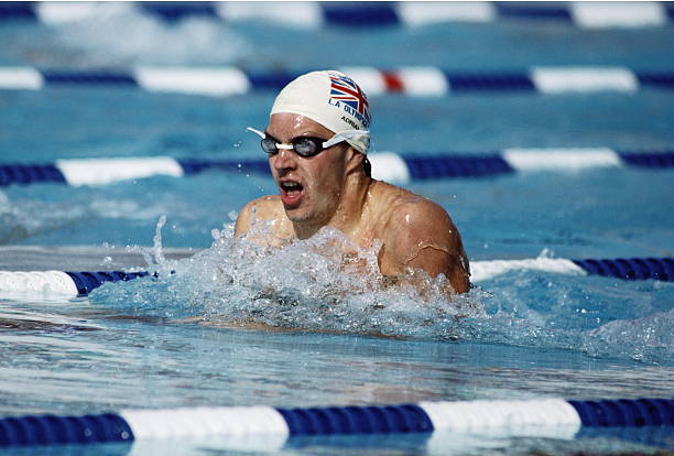 长期蛙泳的女生的背部肌肉变化