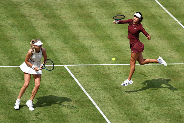 阿扎伦卡力克李娜卫冕澳网，中国金花遗憾伤退