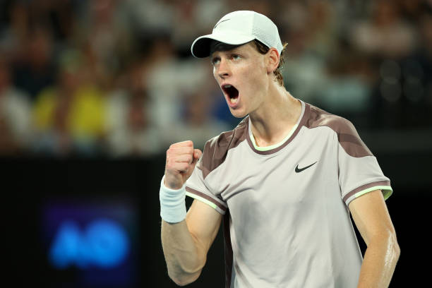 郑钦文今晚比赛精彩瞬间：关键破发与完美防守