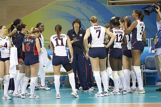 排球颠球常见问题解答：手型、力度和节奏如何把握