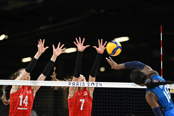 新手入门：女生排球发球动作分解教学