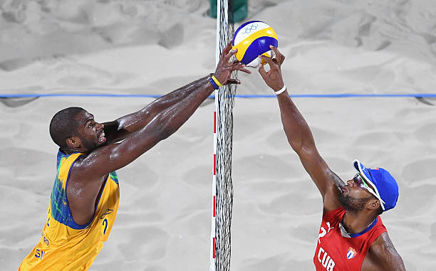 排球比赛场地的长和宽分别是多少米？