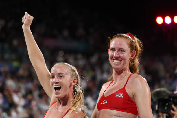 排球发球姿势详解:上手发球与下手发球对比