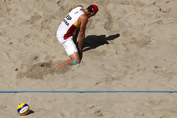 排球基础教学：从发球到扣球的完整技术解析